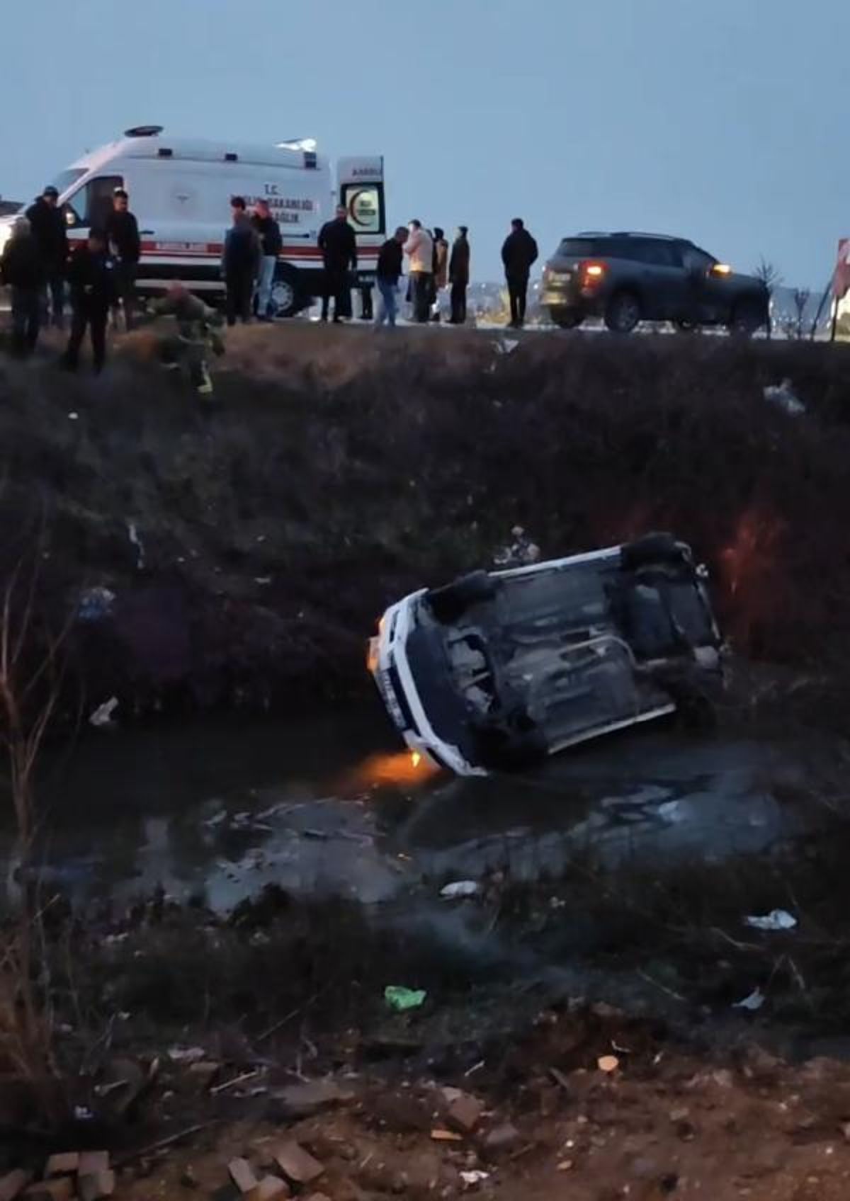 Dereye düşen otomobildeki 2 kadın yaralandı