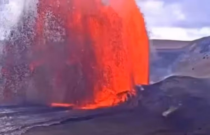 Dev yanardağ faaliyete geçti! Saatlerdir lav püskürtüyor...