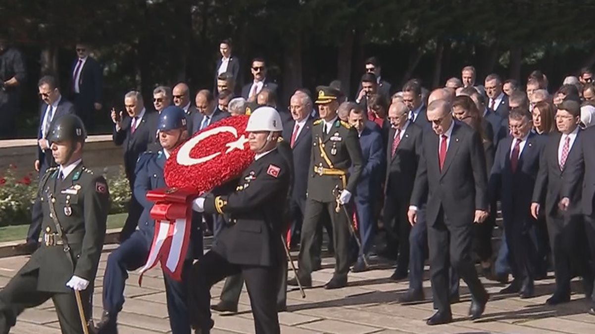 Devlet erkanı Ata'nın huzurunda! İşte Cumhurbaşkanı Erdoğan'ın Anıtkabir Özel Defteri'ne yazdığı not