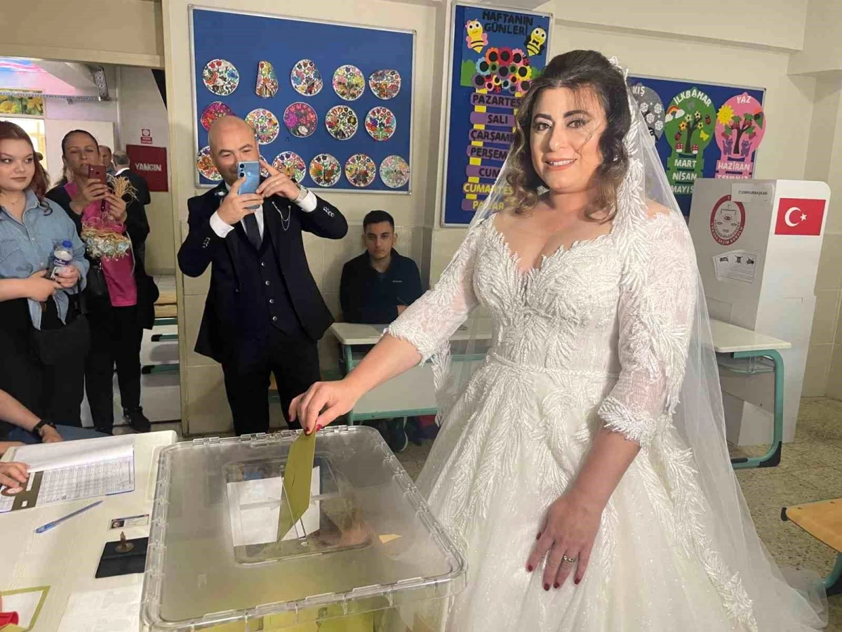 Düğün öncesi gelinlikle oy kullanan çiftler renkli görüntüler oluşturdu