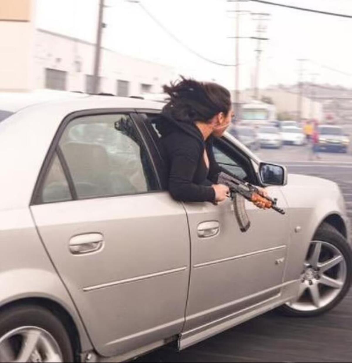 Dünyanın konuştuğu kadın! Son hızla giden araçtan elinde kalaşnikofla böyle sarktı