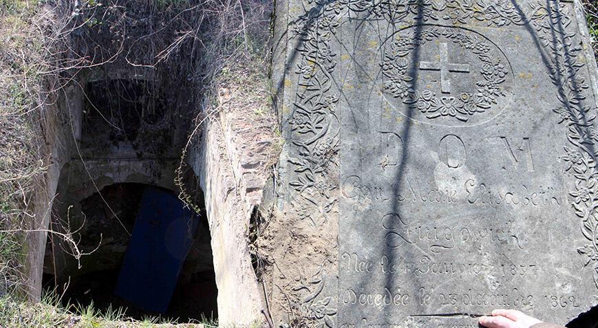 Edirne'de kendi kaderine terk edilmiş Katolik mezarlığını defineciler tahrip etti