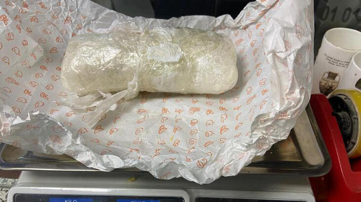 Ekmeğin arasından çıktı!  Yarım kilo...