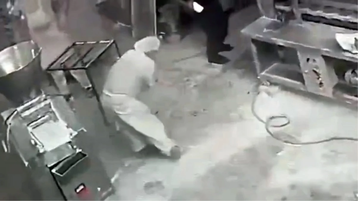 Ekmek fabrikasında korkunç kaza! Makineyi temizlemeye çalışan işçinin kolu koptu
