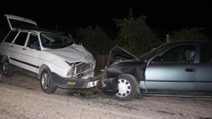 Elazığ’da iki otomobil kafa kafaya çarpıştı! Yaralılar var