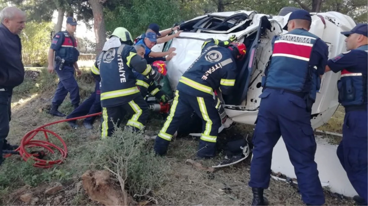 Elektrikli bisiklete çarpan otomobil yol kenarındaki mezarlığa uçtu! Korkunç kazada 3 kişi hayatını kaybetti