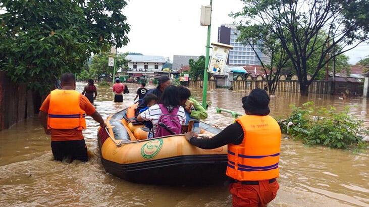 Endonezya'da sel felaketi can alıyor
