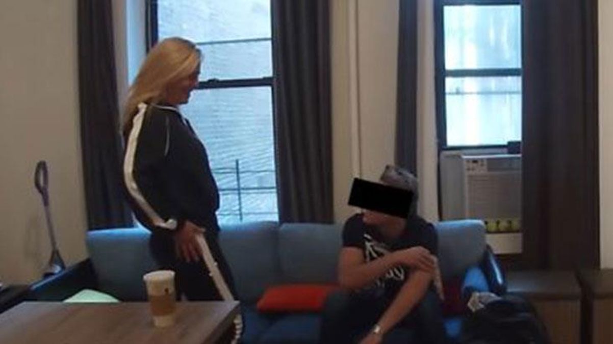 Erkek arkadaşının evine gizli kamera koyan kız, gelen kişiyi görünce sinir krizi geçirdi