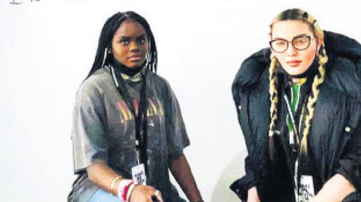 Eski sevgilisinin sergisine götürdü