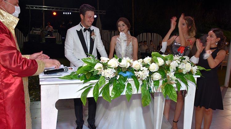 'Evet' diyeceği sırada arkadaşının açtığı şarkı ile damat şoka girdi!