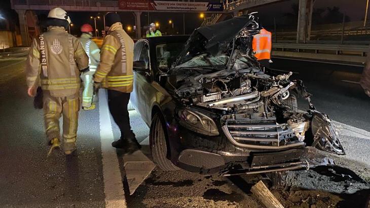 Eyüpsultan’da lüks otomobil bariyerlere çarptı! Sürücüsü aracı bırakıp kaçtı