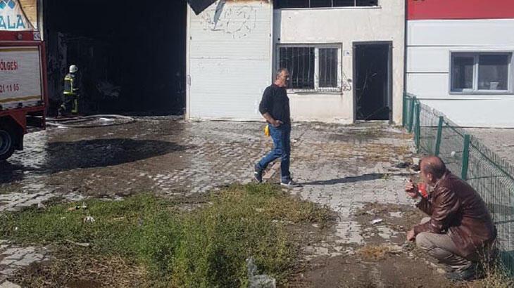 Fabrikasının yanışını gözyaşları içinde izledi