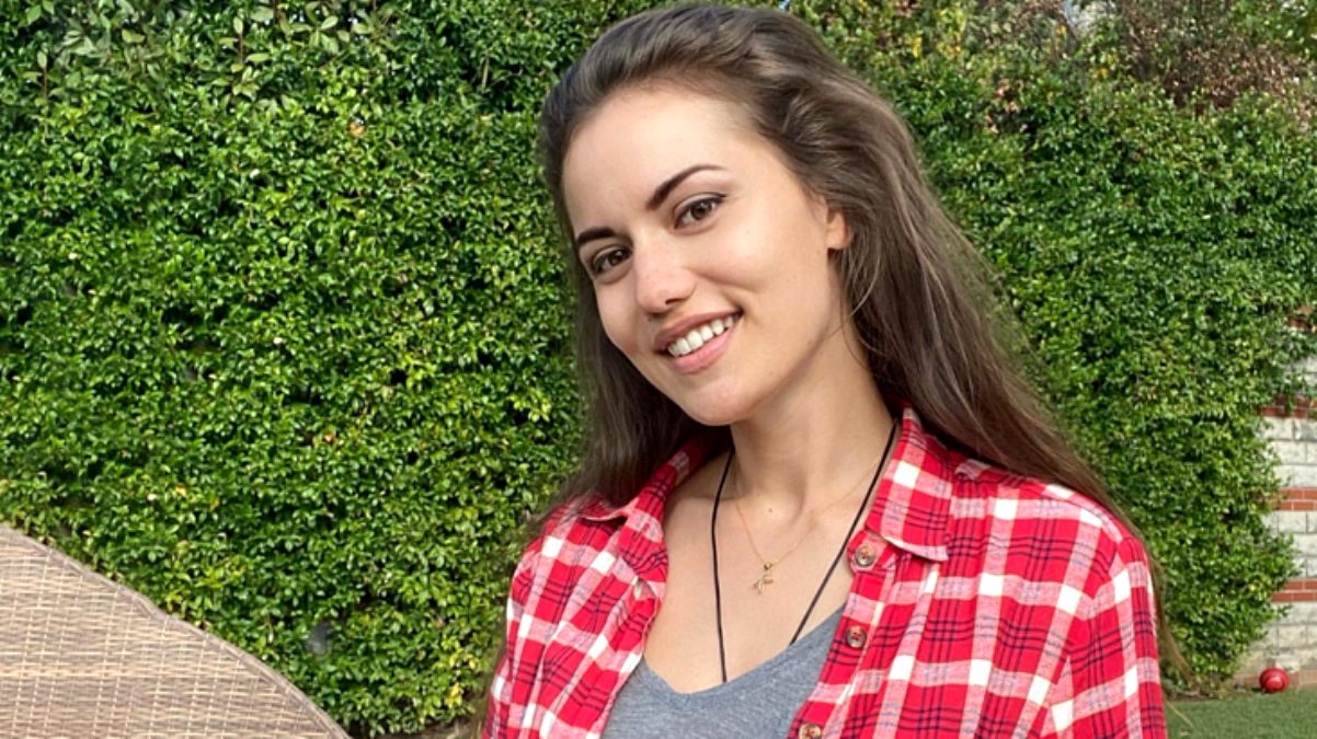 Fahriye Evcen gömleğindeki etiketi unuttu!