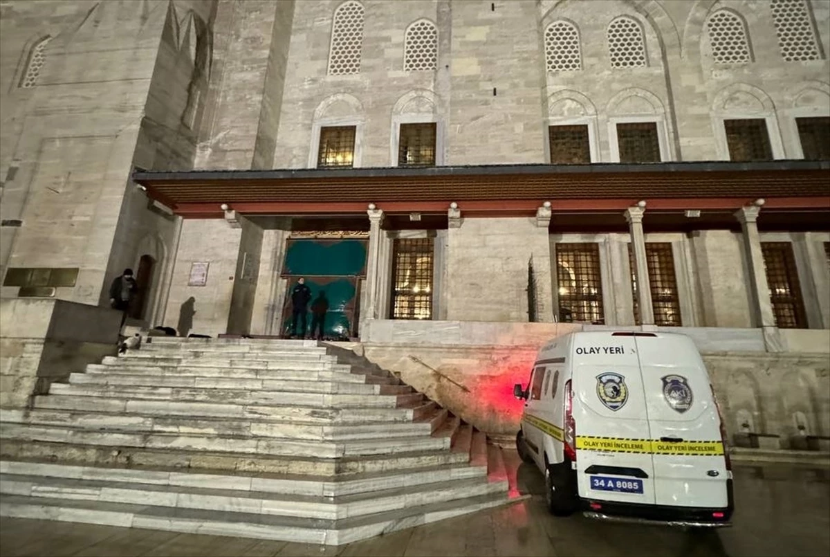 Fatih Camii'sinde slogan atan şahıs imamı bıçakladı