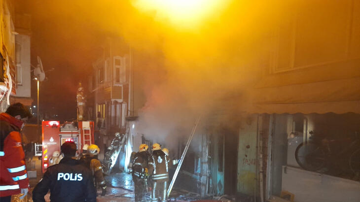 Fatih'te ahşap binada korkutan yangın!