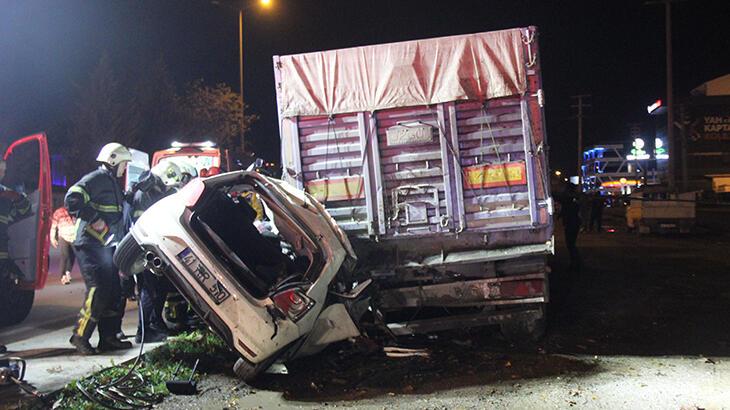 Feci kaza! Park halindeki TIR'a ok gibi saplandı