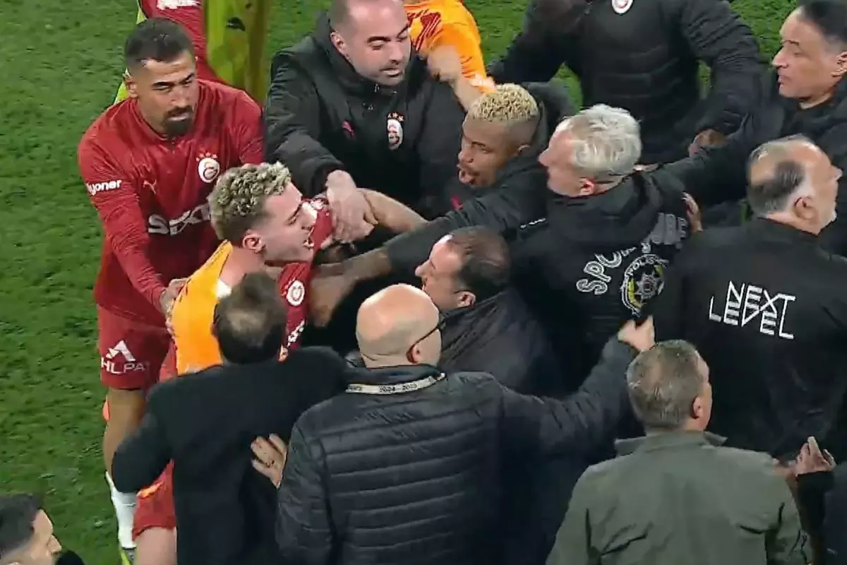 Fenerbahçe-Galatasaray mücadelesinde ortalık karıştı! Dev derbide 4 kırmızı kart çıktı