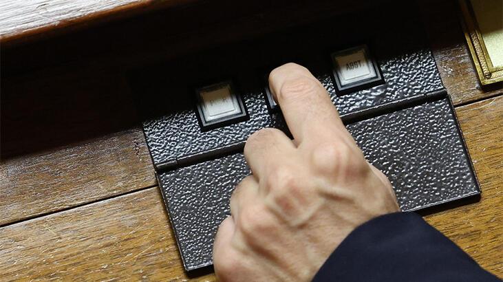 Fransa’da protestolara neden olan 'aşı kartı' yasası kabul edildi