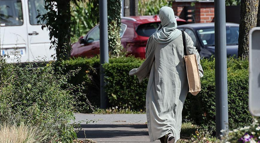 Fransa'dan tartışmalı 'abaya yasağına' onay