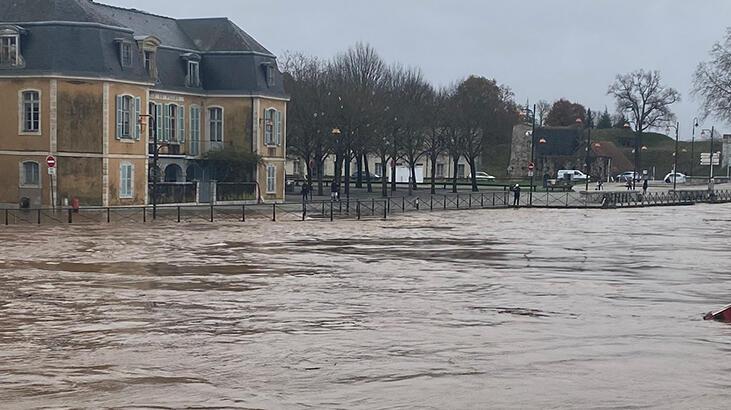 Fransa'nın güneybatısını sel vurdu