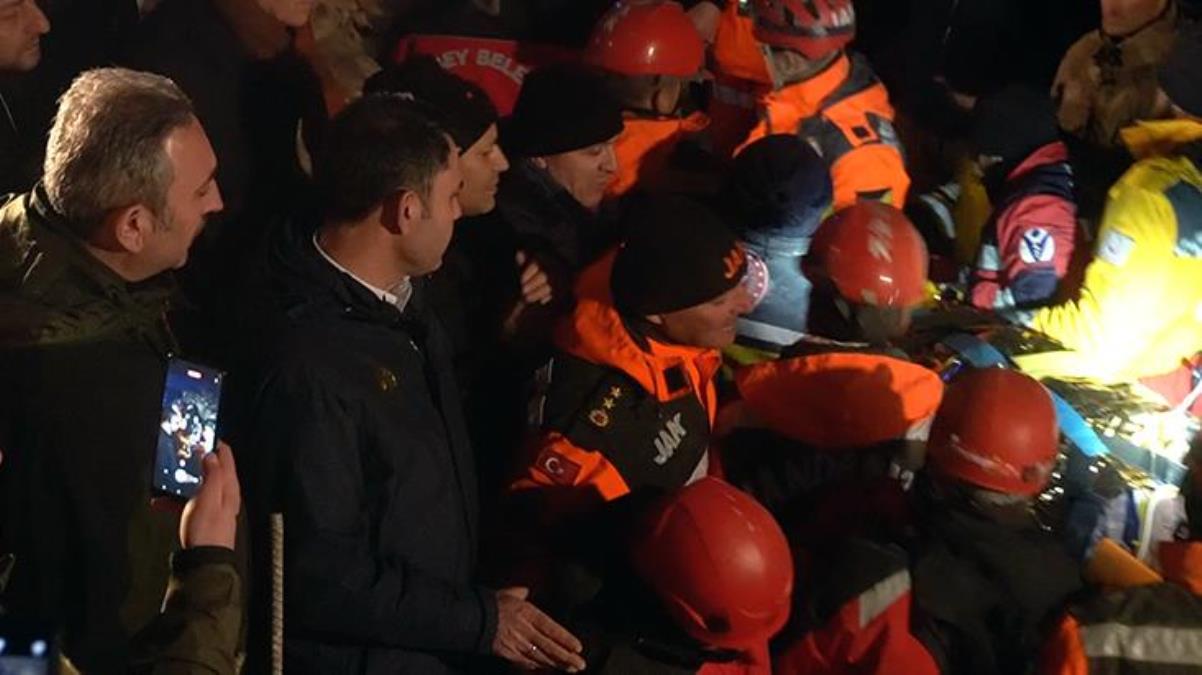 Gaziantep'te 61 yaşındaki adam enkazdan sağ çıkarıldı: Saatler sonra gelen mucizeye Bakan Kurum da tanıklık etti