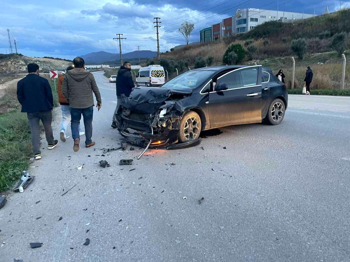 Gemlik'te işçi servisi ile otomobil çarpıştı: 2 yaralı
