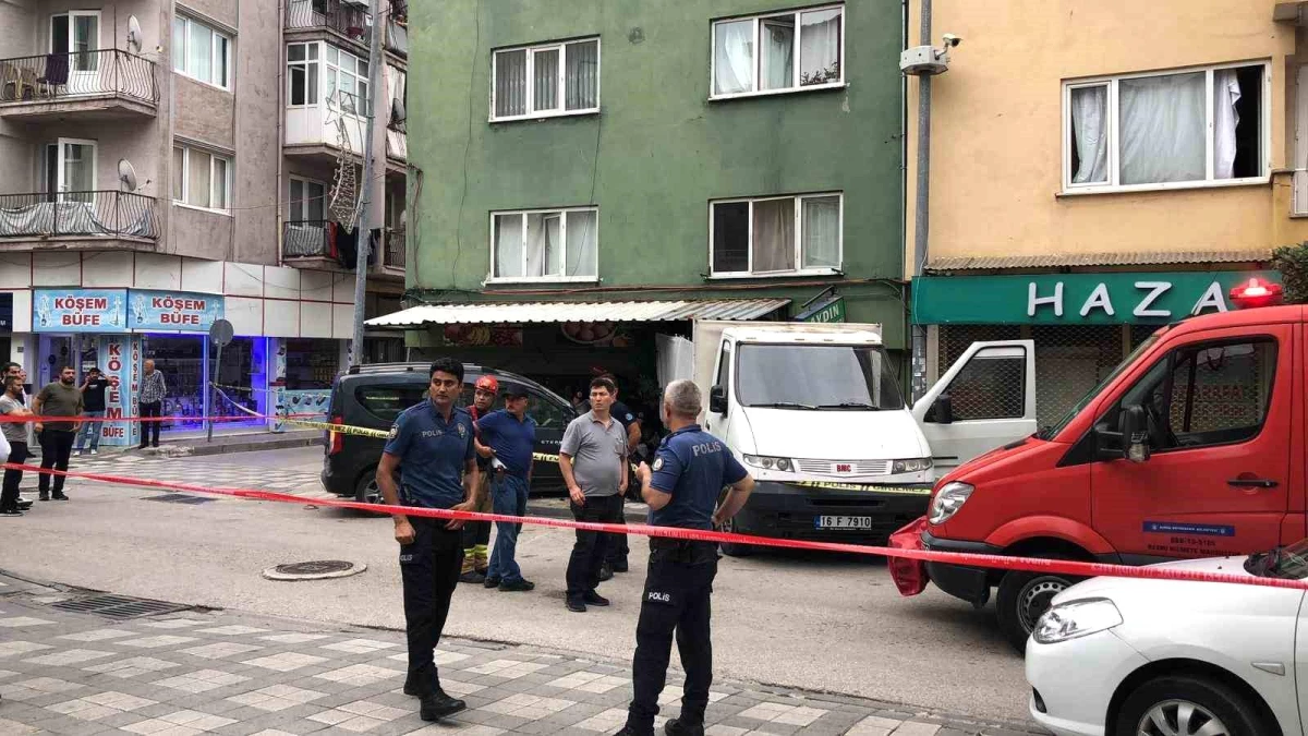 Gemlik'te Otomobil Kamyonete Çarptı: Bir İşçi Hayatını Kaybetti