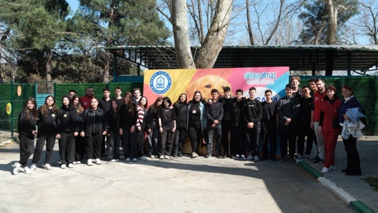 Gençlerden patili canlara ziyaret