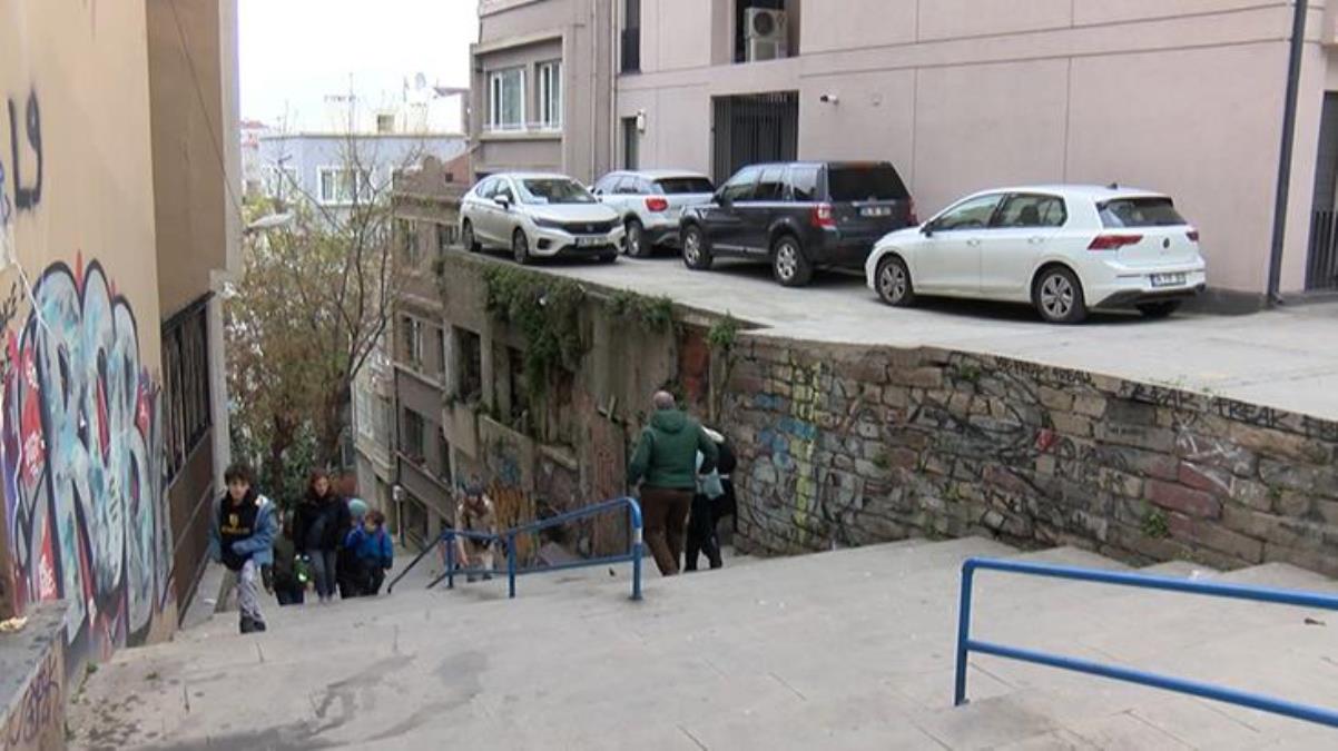 Metruk binanın üstüne yapılan otopark, sokaktan geçenleri korkutuyor