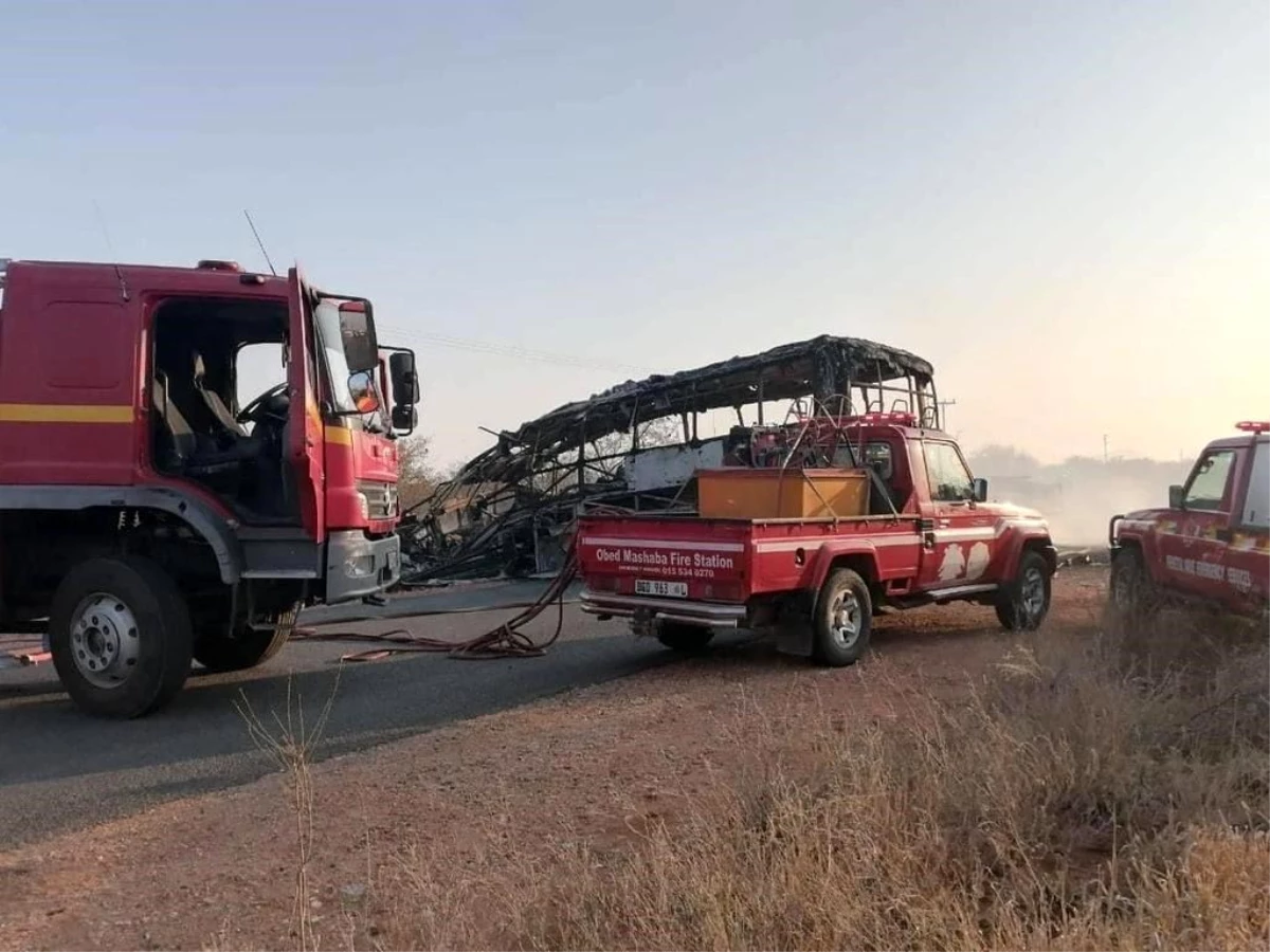 Güney Afrika'da maden işçilerini taşıyan otobüs kamyonla çarpıştı: 20 kişi hayatını kaybetti