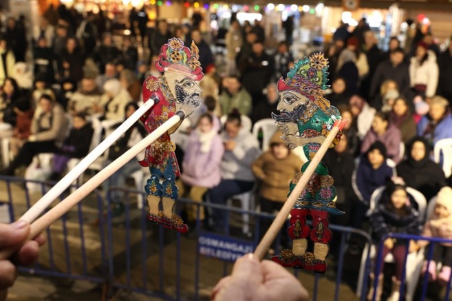 Hacivat İle Karagöz Gölge Oyunu İzleyiciden Tam Not Aldı