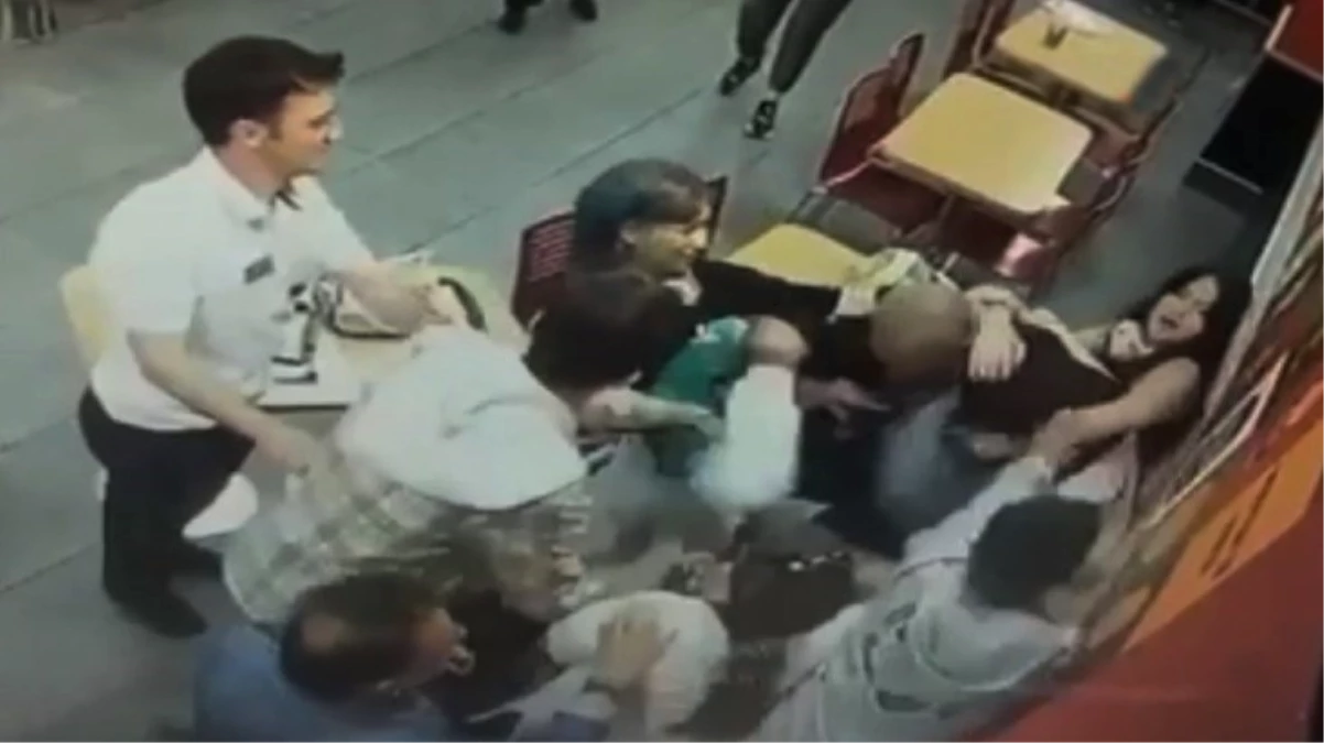 Hamburgercide kız arkadaşı ile tartıştı, ortalık boks ringine döndü