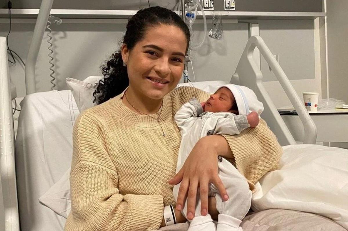 Hamile olduğunu uçakta doğum yapana kadar anlamadı