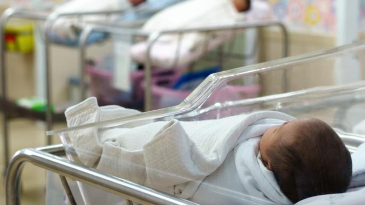 Hastane faturasını ödeyemeyen çiftin yeni doğan bebeği, doktor tarafından satıldı