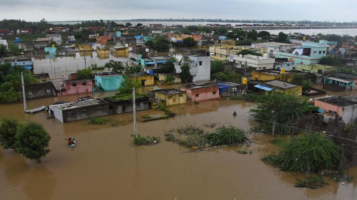 Hindistan'da selin yıktığı binada 17 kişi can verdi