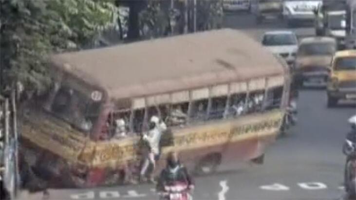 Hindistan'da yolcular devrilen otobüsün altında kaldı!