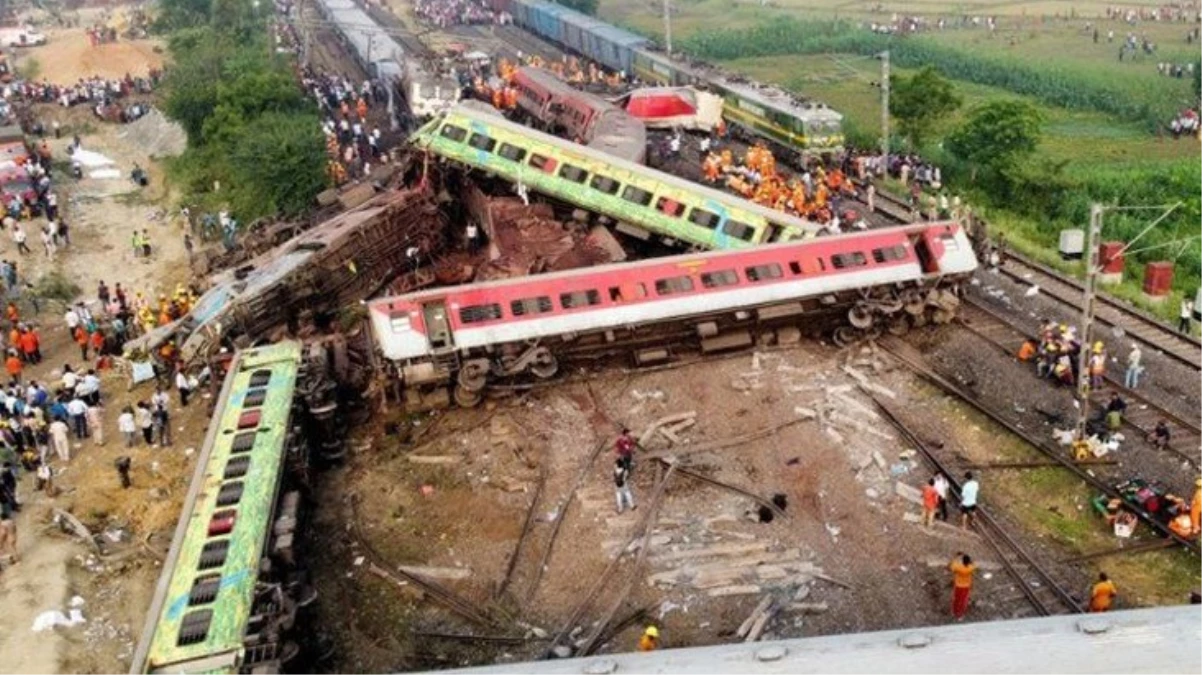 Hindistan'daki tren kazasına bilanço korkunç: 288 ölü, 900'den fazla yaralı var