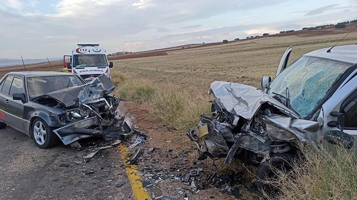 İki araç kafa kafaya çarpıştı: 1 ölü, 1 yaralı