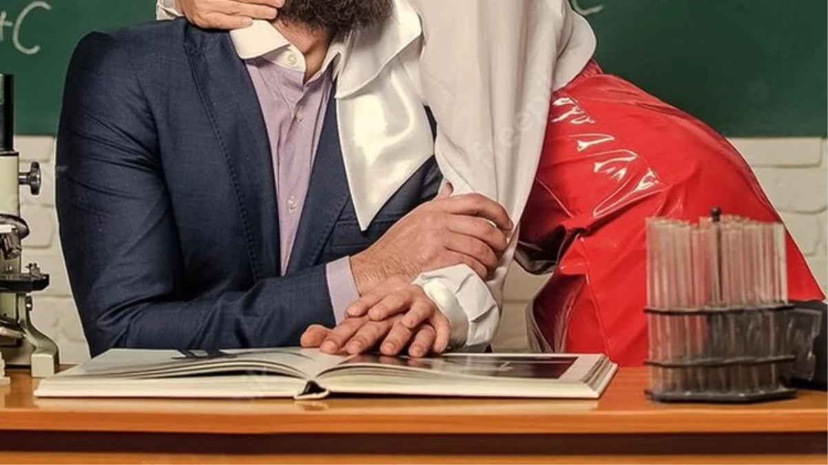 İki öğretmen sınıfta cinsel ilişkiye girerken öğrenci tarafından basıldı