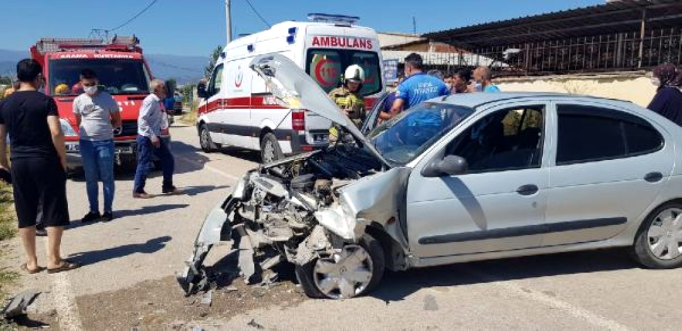 İki otomobil kafa kafaya çarpıştı: 3 yaralı