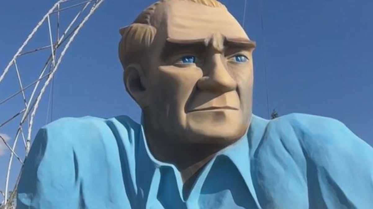 İlçe girişine konulan Atatürk rölyefi kenti karıştırdı! Belediye Başkanı'na tepki yağıyor