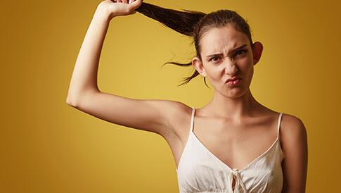 İlgi ve sevgi göremeyen birey dış görünüşüne yöneliyor