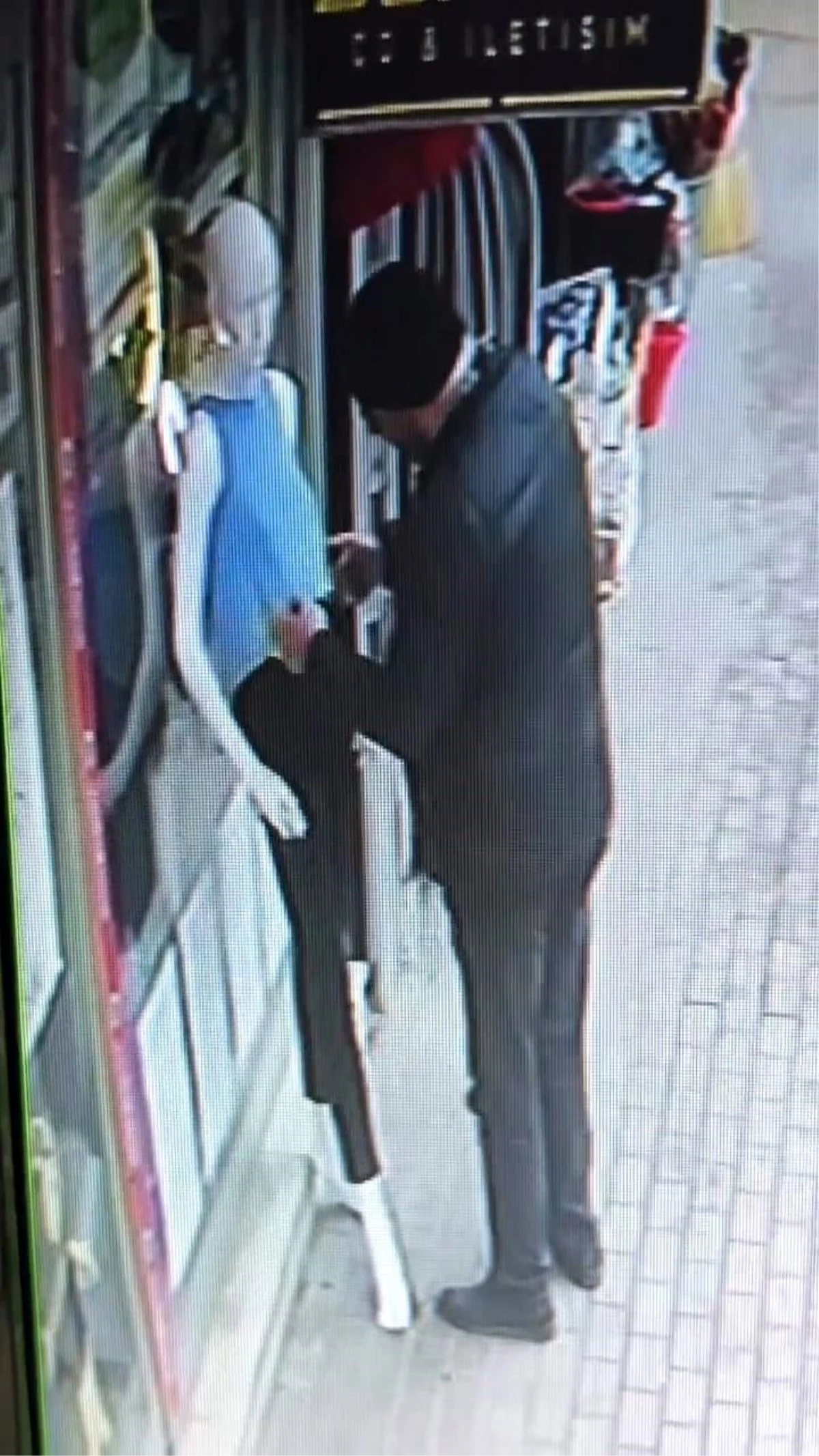 İnegöl'de Bir Şahıs İşyerinin Önündeki Mankeni Kaçırdı