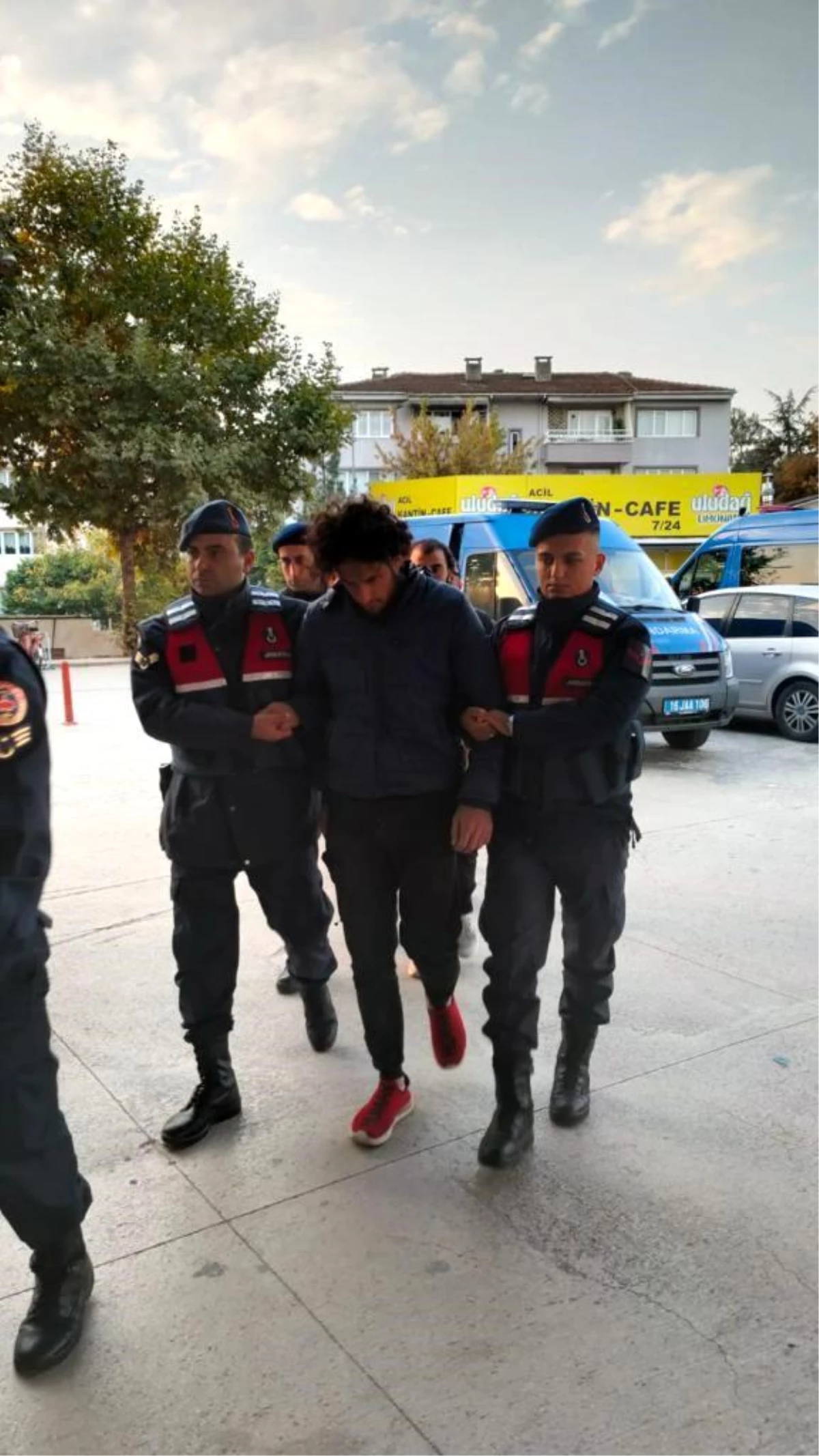 İnegöl'de yapılan operasyonda 10 kaçak göçmen yakalandı