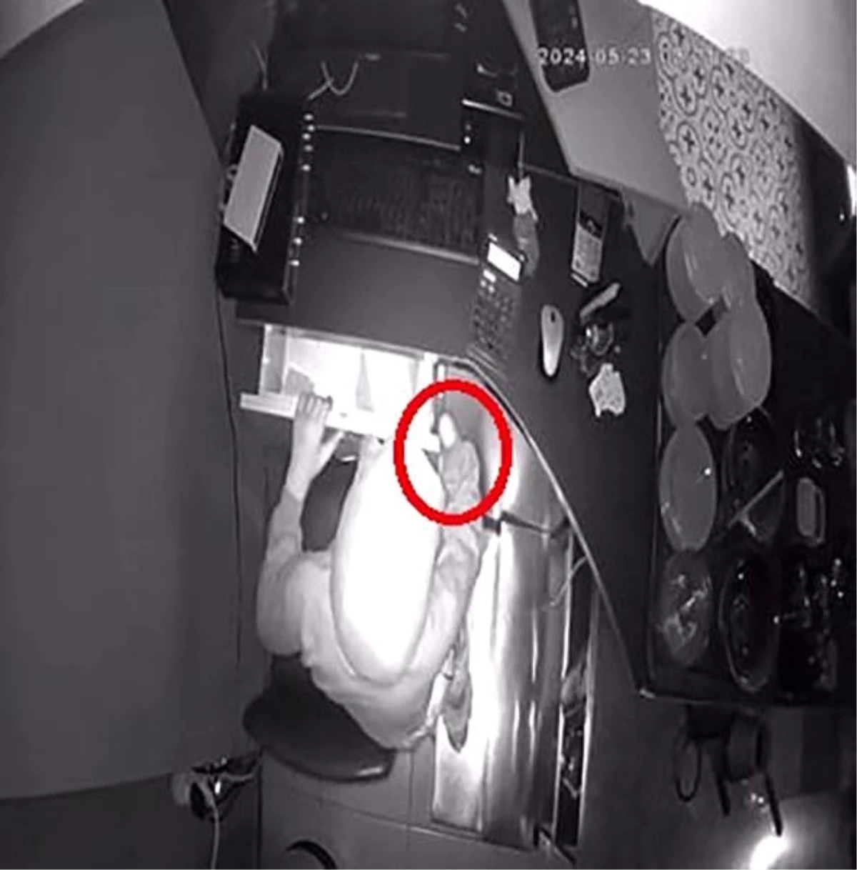 İnegöl'deki Kafe Soygunu Güvenlik Kamerasına Yansıdı