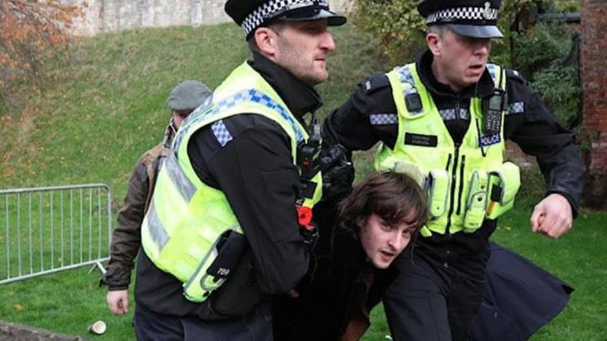 İngiltere Kralı Charles'a yumurta fırlatan gencin cezası belli oldu