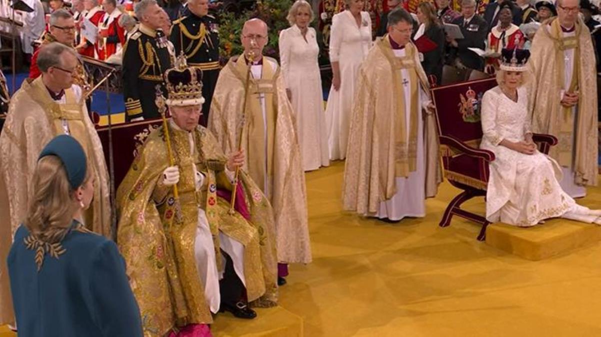 İngiltere'de Kral 3'üncü Charles, dedesinin kullandığı tahta oturdu