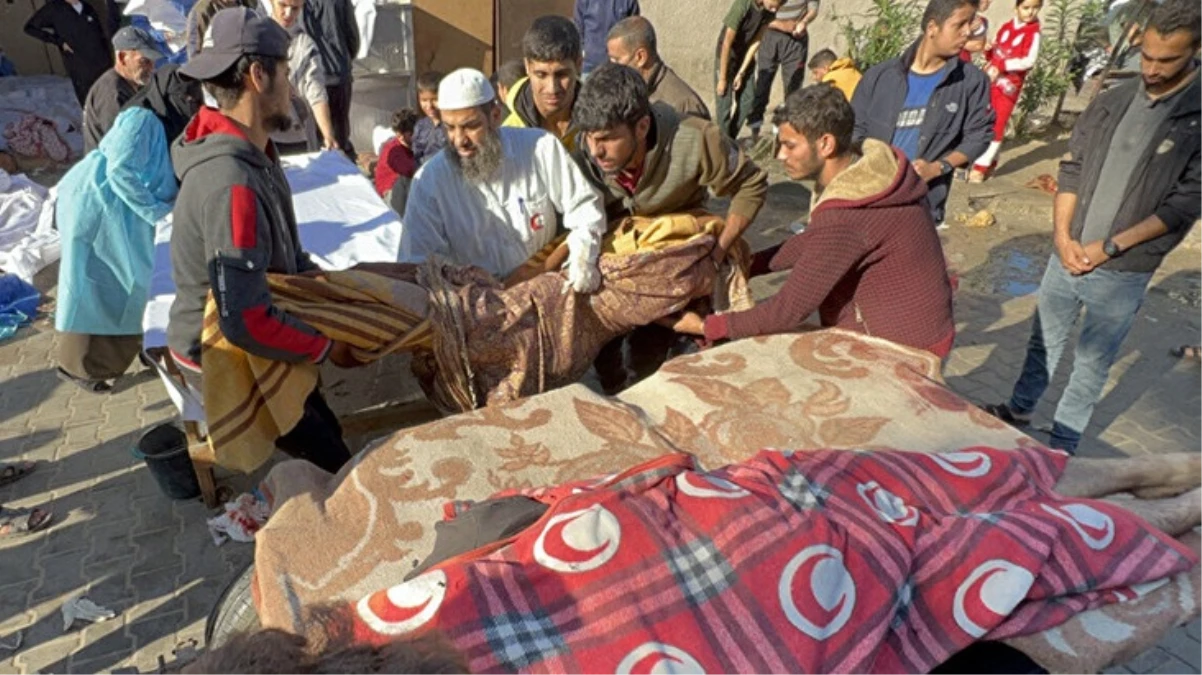 İsrail, Gazze'deki Endonezya Hastanesi'ni vurdu: Cesetler üst üste yığılmış durumda