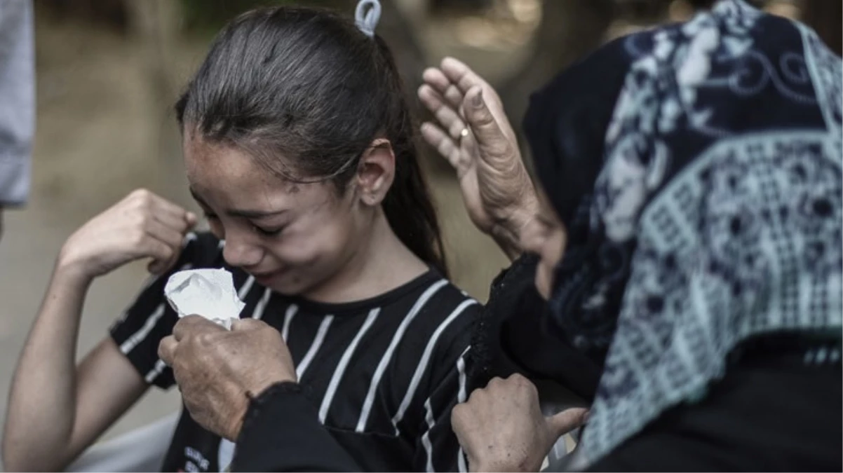 İsrail'in Gazze'ye saldırılarında tüm ailesini kaybeden küçük kızın gözyaşı dinmiyor