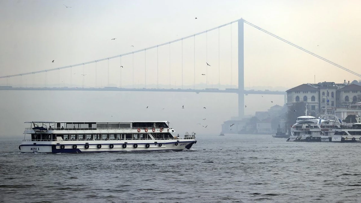 İstanbul Boğazı'ndaki gemi trafiği sis nedeniyle durduruldu